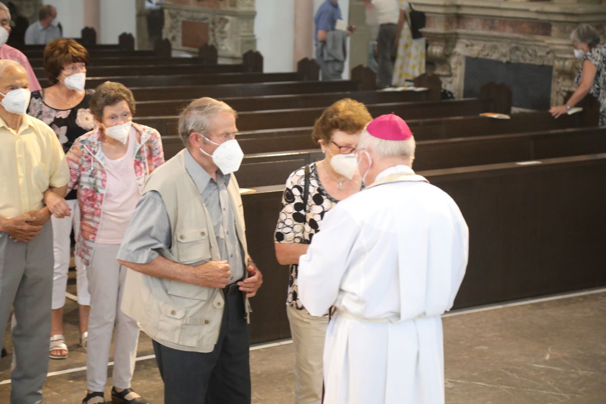 2621/0622 - Ehejubilare Gold mit Weihbischof Ulrich Boom_27888 Weihbischof Ulrich Boom feierte am Montagnachmittag, 26. Juni, einen Gottesdienst für Ehepaare, die 2020 oder 2021 ihr goldenes, diamantenes oder eisernes Ehejubiläum hatten. Im Anschluss konnten sich die Paare segnen lassen.