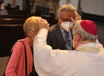 Bischof em. Dr. Friedhelm Hofmann feierte am Freitagnachmittag, 25. Juni, einen Dankgottesdienst mit Ehepaaren, die seit 50, 60 oder 65 Jahren verheiratet sind. Anschließend spendeten der Bischof sowie weitere Priester und Diakone den Jubilaren mit Abstand den Segen.