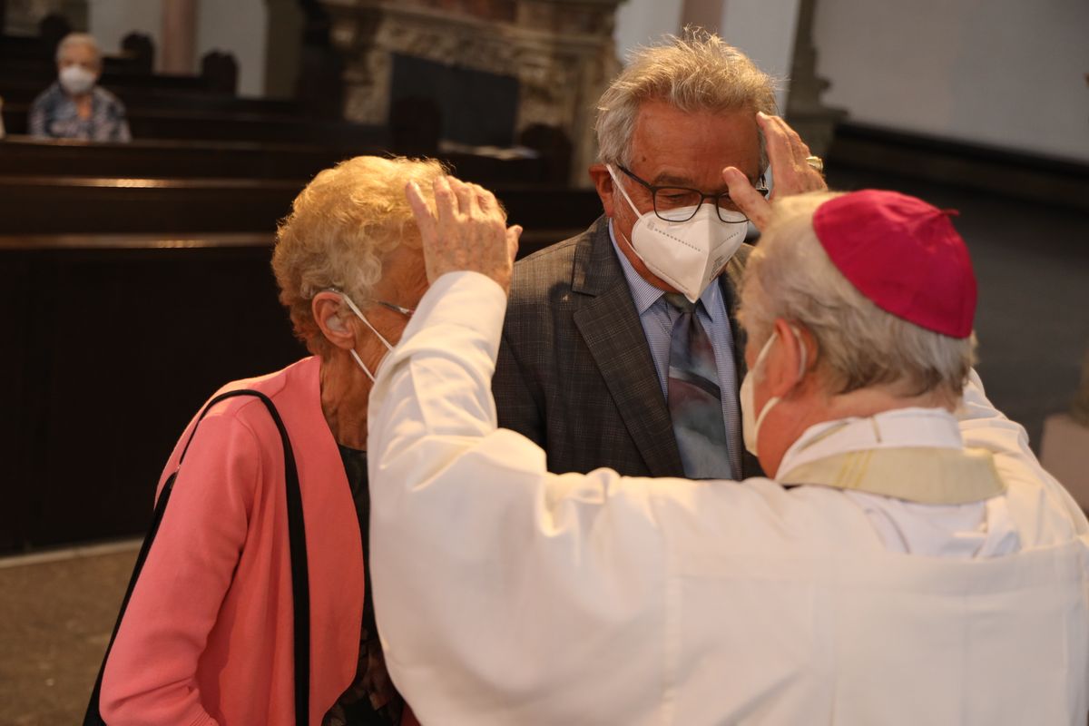 Bischof em. Dr. Friedhelm Hofmann feierte am Freitagnachmittag, 25. Juni, einen Dankgottesdienst mit Ehepaaren, die seit 50, 60 oder 65 Jahren verheiratet sind. Anschließend spendeten der Bischof sowie weitere Priester und Diakone den Jubilaren mit Abstand den Segen.