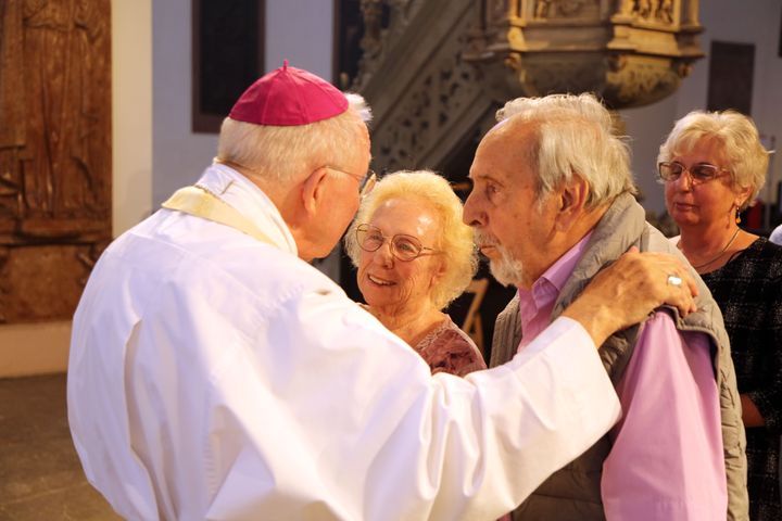 Im Anschluss an einen Pontifikalgottesdienst mit Weihbischof em. Ulrich Boom ließen sich viele der Ehepaare, die 50 oder mehr Jahre verheiratet sind, segnen.