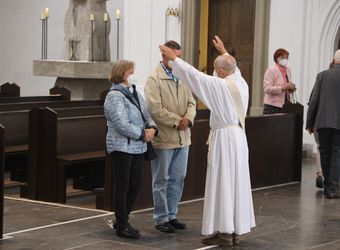 Im Anschluss an den Ehejubilarsgottesdienst mit Weihbischof Ulrich Boom am Freitagvormittag, 2. Juli, konnten sich die Paare von ihm und weiteren Priestern und Diakonen segnen lassen.