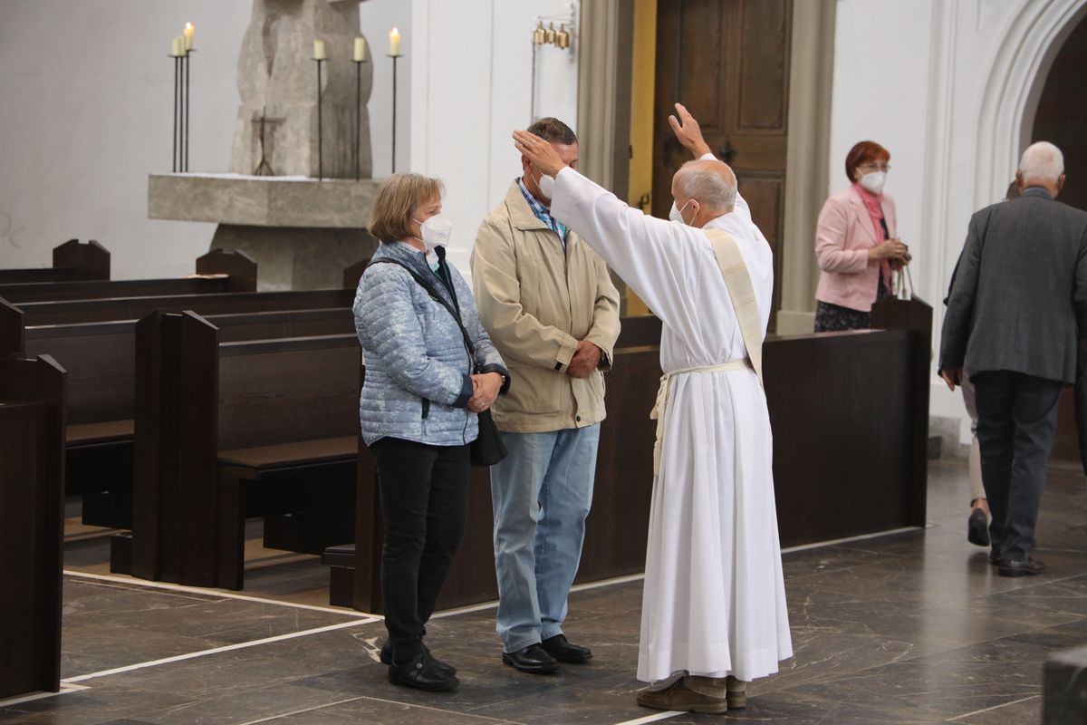 2721/0646 Ehejubilare Freitag, 2- Juli vormittags WB Boom_28452 Im Anschluss an den Ehejubilarsgottesdienst mit Weihbischof Ulrich Boom am Freitagvormittag, 2. Juli, konnten sich die Paare von ihm und weiteren Priestern und Diakonen segnen lassen.