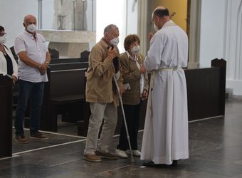 Bischof em. Dr. Friedhelm Hofmann feierte am Freitagnachmittag, 25. Juni, einen Dankgottesdienst mit Ehepaaren, die seit 50, 60 oder 65 Jahren verheiratet sind. Anschließend spendeten der Bischof sowie weitere Priester und Diakone den Jubilaren mit Abstand den Segen.