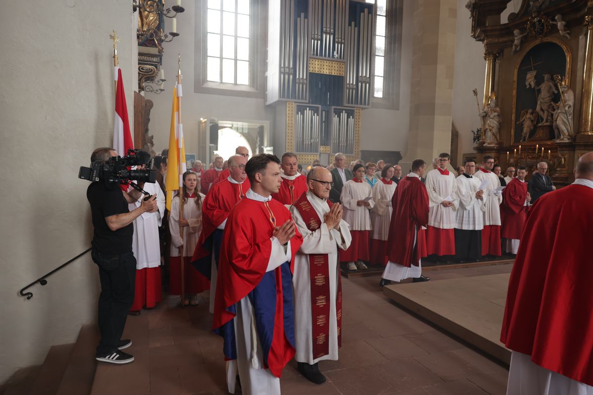 Mit einer Reliquienprozession von Sankt Burkard über die Alte Mainbrücke und einem Pontifikalgottesdienst im Kiliansdom ist am Sonntag, 6. Juli, die Kiliani-Wallfahrtswoche 2025 eröffnet worden.