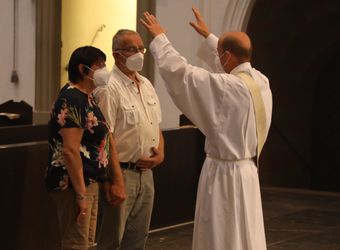 Mit rund 100 Ehepaaren aus der ganzen Diözese hat Bischof Dr. Franz Jung am Montagabend, 28. Juni, einen Gottesdienst im Würzburger Kiliansdom gefeiert. Eingeladen waren Ehejubilare, die in den Jahren 2020 und 2021 ihr silbernes Ehejubiläum feiern. Nach dem Gottesdienst ließen sich die Ehepartner von Bischof Jung und weiteren Priestern und Diakonen mit Abstand segnen.