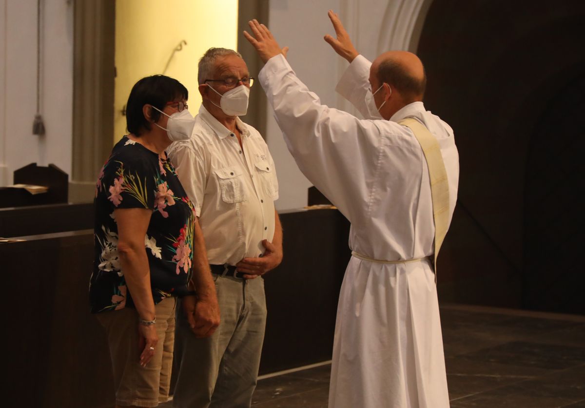 2621/0619 Ehejubilare Bischof 28. Juni Abend_27969 Mit rund 100 Ehepaaren aus der ganzen Diözese hat Bischof Dr. Franz Jung am Montagabend, 28. Juni, einen Gottesdienst im Würzburger Kiliansdom gefeiert. Eingeladen waren Ehejubilare, die in den Jahren 2020 und 2021 ihr silbernes Ehejubiläum feiern. Nach dem Gottesdienst ließen sich die Ehepartner von Bischof Jung und weiteren Priestern und Diakonen mit Abstand segnen.