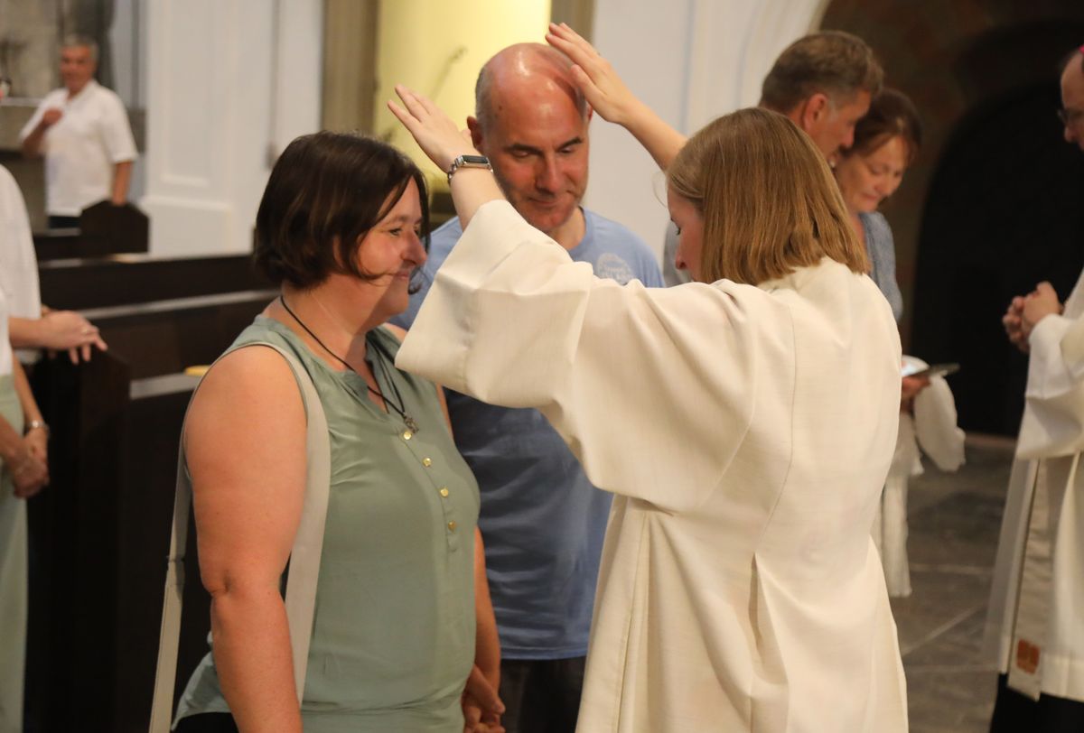 Mit rund 1000 Eheleuten, die in diesem Jahr Silberhochzeit haben, feierte Bischof Dr. Franz Jung am Freitagabend, 4. Juli 2025, einen Pontifikalgottesdienst im Kiliansdom. Im Anschluss erteilten er, Weihbischof Paul Reder sowie weitere Seelsorgerinnen und Seelsorger den Paaren einzeln den Segen.