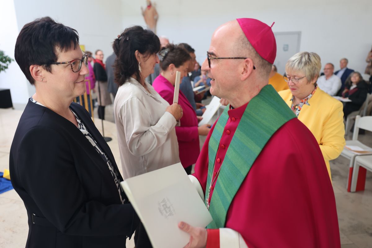 Bei einem Gottesdienst in der Jugendkirche Würzburg hat Bischof Dr. Franz Jung am Freitag, 25. Oktober, insgesamt 47 Personen für die Schulpastoral beauftragt.