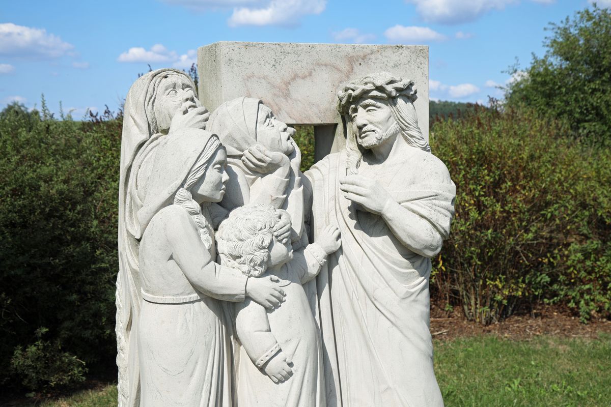 Jesus begegnet den weinenden Frauen, die unterschiedlich schockiert auf sein Schicksal reagieren.