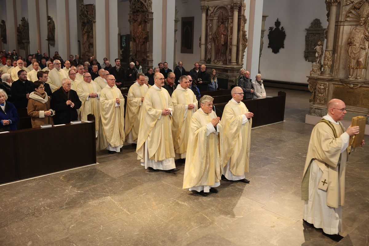 Bischof Dr. Franz Jung hat am Montagabend, 25. März, im Würzburger Kiliansdom die Heiligen Öle für alle 43 Pastoralen Räume im Bistum Würzburg  geweiht.