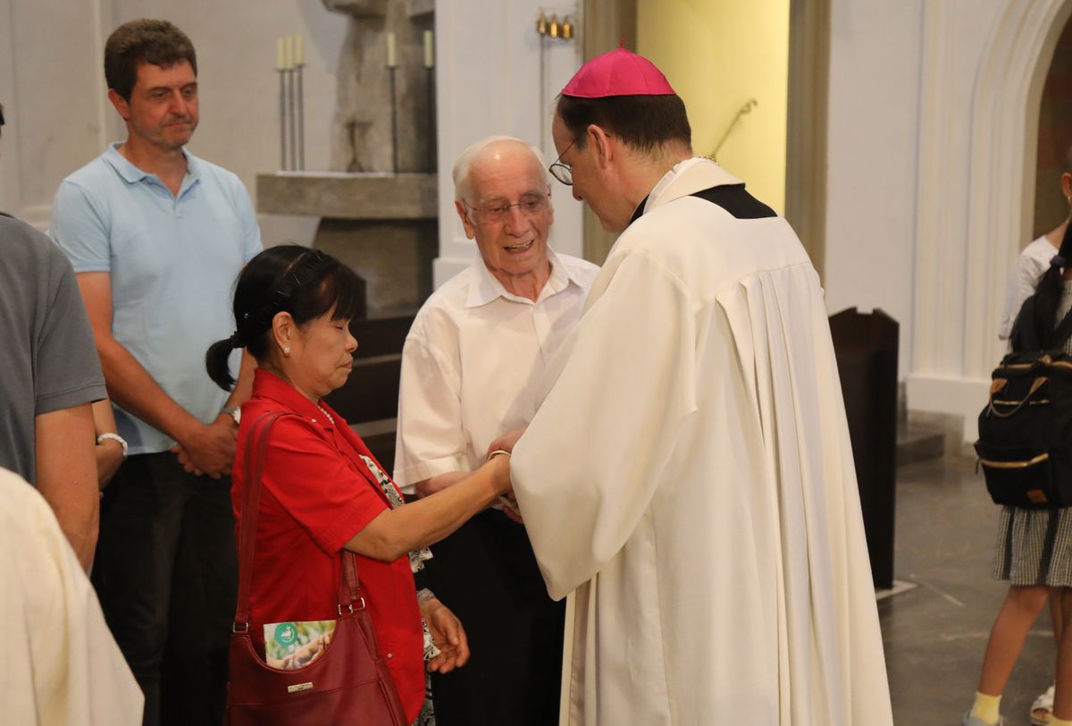 Mit rund 1000 Eheleuten, die in diesem Jahr Silberhochzeit haben, feierte Bischof Dr. Franz Jung am Freitagabend, 4. Juli 2025, einen Pontifikalgottesdienst im Kiliansdom. Im Anschluss erteilten er, Weihbischof Paul Reder sowie weitere Seelsorgerinnen und Seelsorger den Paaren einzeln den Segen.