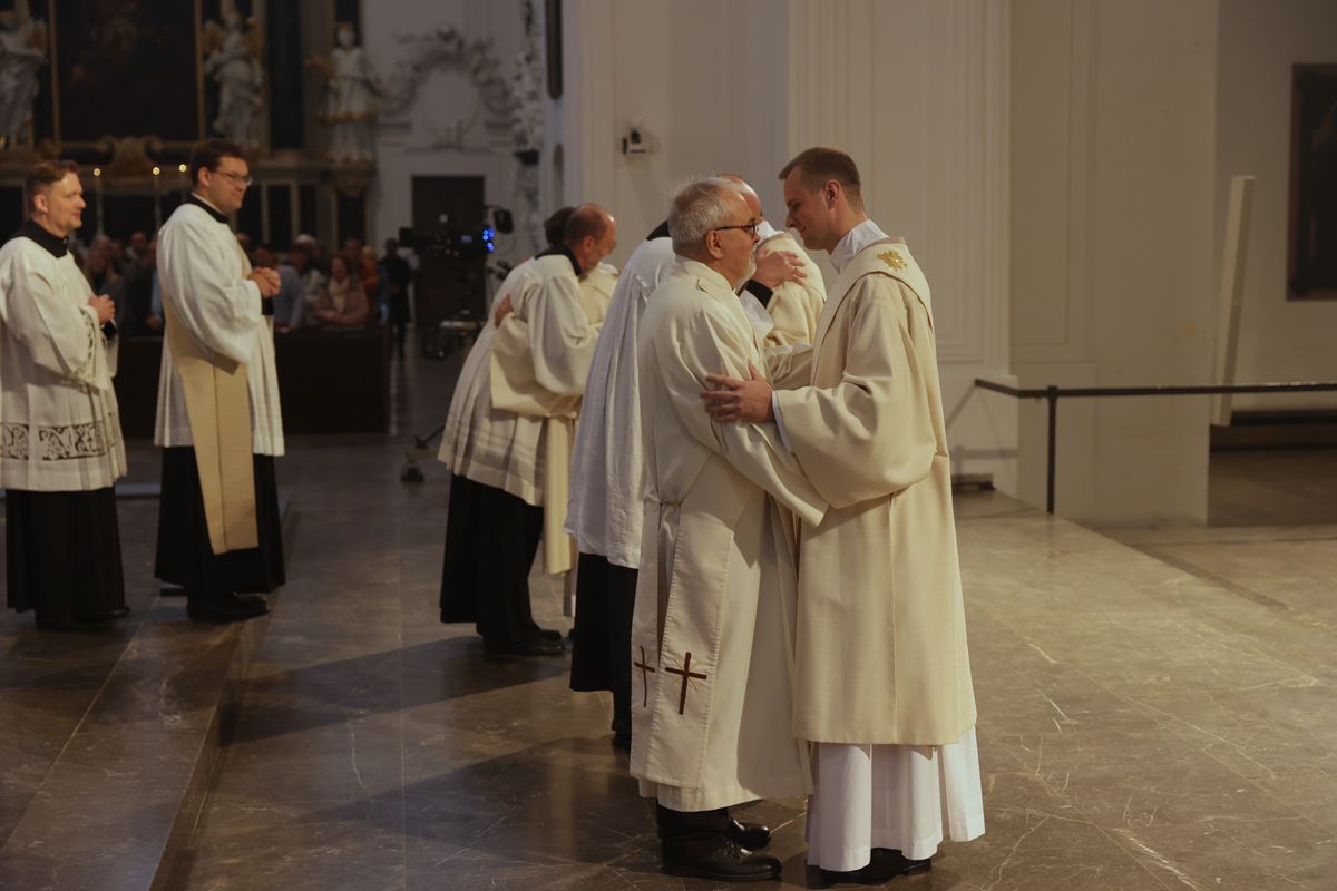 Bei einem Pontifikalgottesdienst am Samstag, 27. September, weihte Weihbischof Paul Reder drei Männer im Würzburger Kiliansdom zu Diakonen.