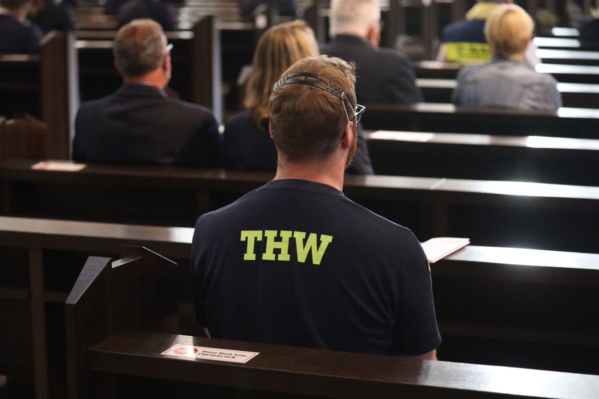 2821/0668 Blaulichtgottesdienst_28750 Weihbischof Ulrich Boom stand am Mittwochabend, 7. Juli, der Kiliani-Wort-Gottes-Feier für Polizei, Feuerwehr, Technisches Hilfswerk, Rettungsdienste und Notfallseelsorge im Kiliansdom vor.