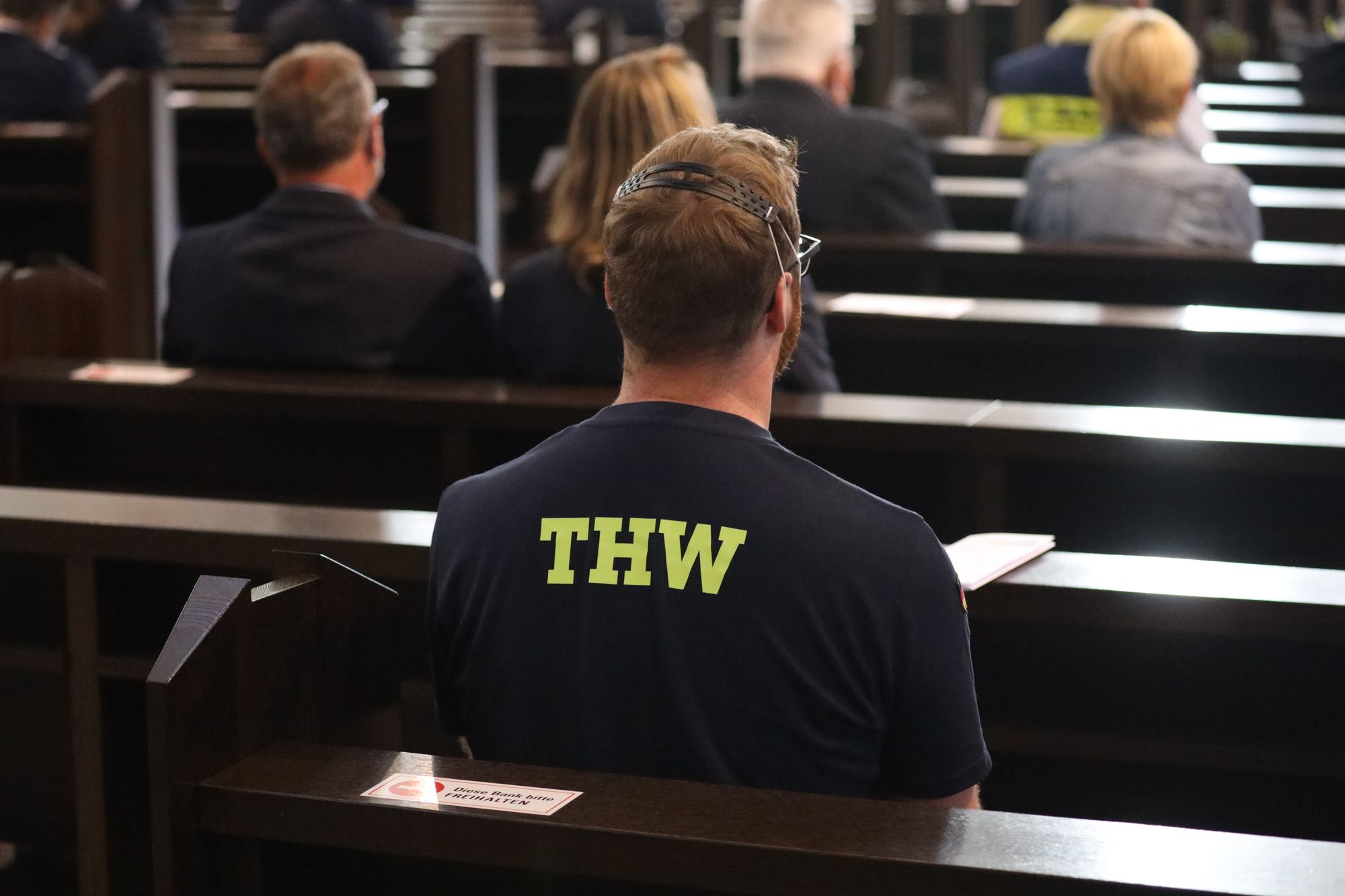 2821/0668 Blaulichtgottesdienst_28750 Weihbischof Ulrich Boom stand am Mittwochabend, 7. Juli, der Kiliani-Wort-Gottes-Feier für Polizei, Feuerwehr, Technisches Hilfswerk, Rettungsdienste und Notfallseelsorge im Kiliansdom vor.