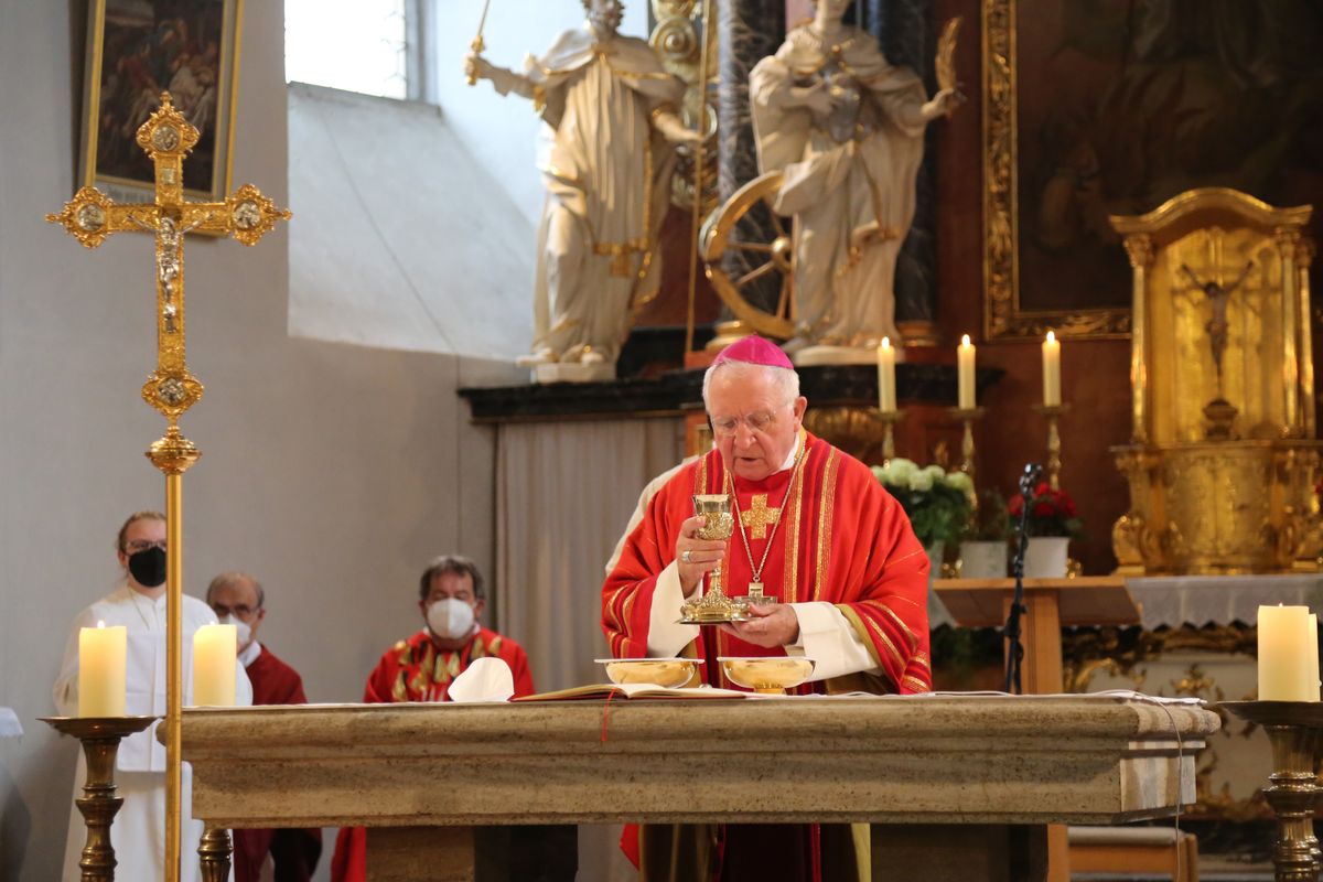 Weihbischof Ulrich Boom feierte am Donnerstagabend ein Pontifikalamt in der Pfarrkirche Sankt Michael in Zeil am Main.