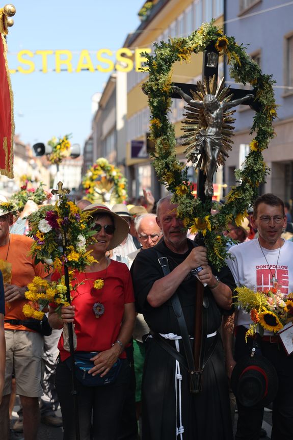 Um 14.30 Uhr betraten die ersten Kreuzbergwallfahrer die Würzburger Semmelstraße und wurden dort von Freunden und Verwandten herzlich begrüßt.