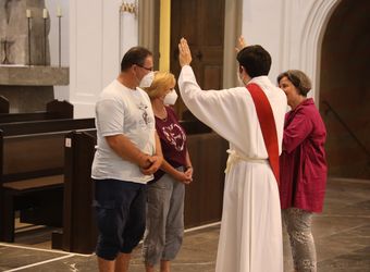 Generalvikar Dr. Jürgen Vorndran feierte am Dienstagabend, 29. Juni, einen Dankgottesdienst mit Ehejubilaren, die 2020 oder 2021 silberne Hochzeit feiern. Im Anschluss hatten die Ehepaare Gelegenheit, sich segnen zu lassen.