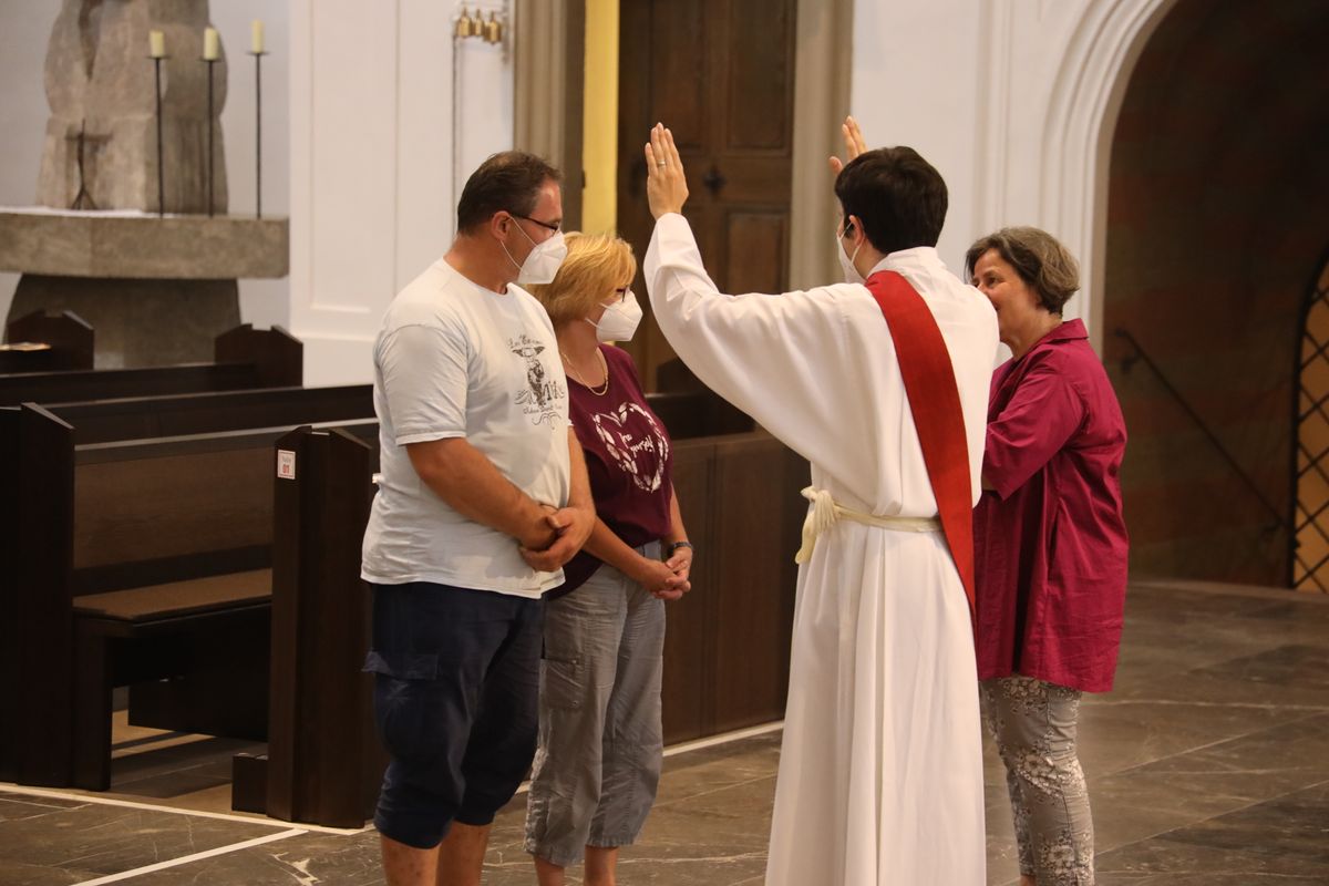 Generalvikar Dr. Jürgen Vorndran feierte am Dienstagabend, 29. Juni, einen Dankgottesdienst mit Ehejubilaren, die 2020 oder 2021 silberne Hochzeit feiern. Im Anschluss hatten die Ehepaare Gelegenheit, sich segnen zu lassen.