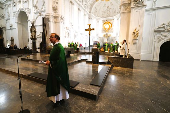 Mit einem Pontifikalgottesdienst im Kiliansdom und einem Festakt in Burkardushaus ist am Sonntag, 27. Oktober, in Würzburg der bundesweite Abschluss des Monats der Weltmission begangen worden. Beispielland war in diesem Jahr Papua-Neuguinea.