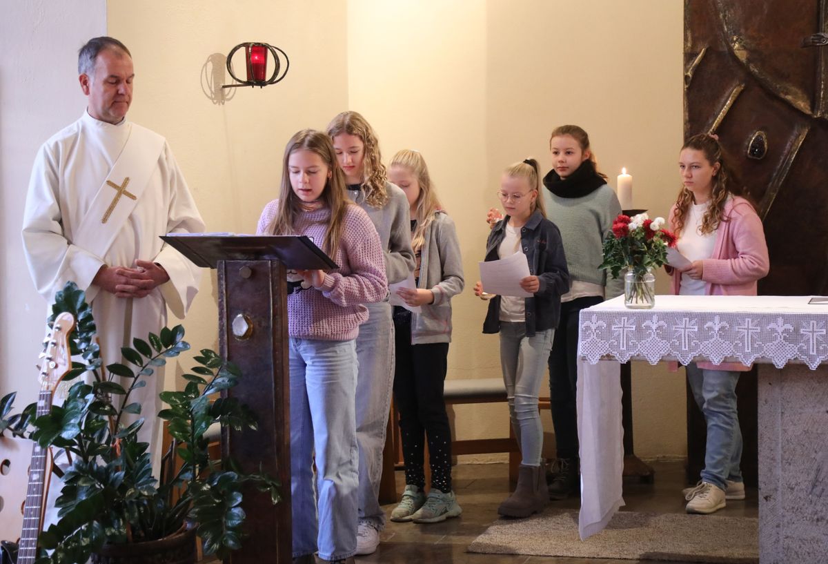 Bei den Fürbitten brachten die Mädchen brennende Teelichter zum Altar. Bei den Fürbitten brachten die Mädchen brennende Teelichter zum Altar.