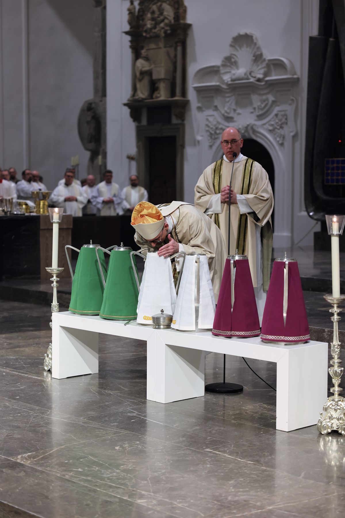 Bischof Dr. Franz Jung hat am Montagabend, 25. März, im Würzburger Kiliansdom die Heiligen Öle für alle 43 Pastoralen Räume im Bistum Würzburg  geweiht.