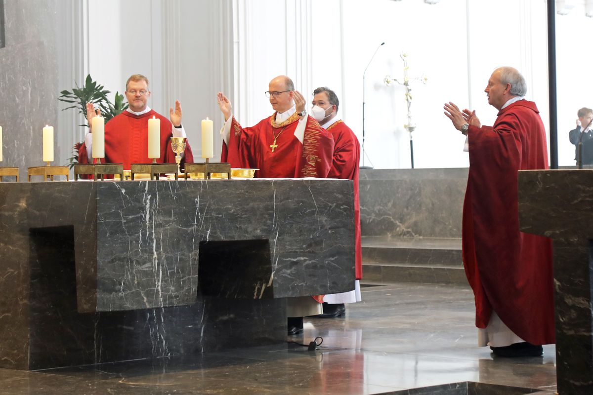 2721/0654 Eröffnung der Kiliani-Wallfahrtswoche 2021 im Kiliansdom_28603 Mit einem feierlichen Pontifikalgottesdienst ist am Sonntag, 4. Juli, im Würzburger Kiliansdom die Kiliani-Wallfahrtswoche 2021 eröffnet worden.