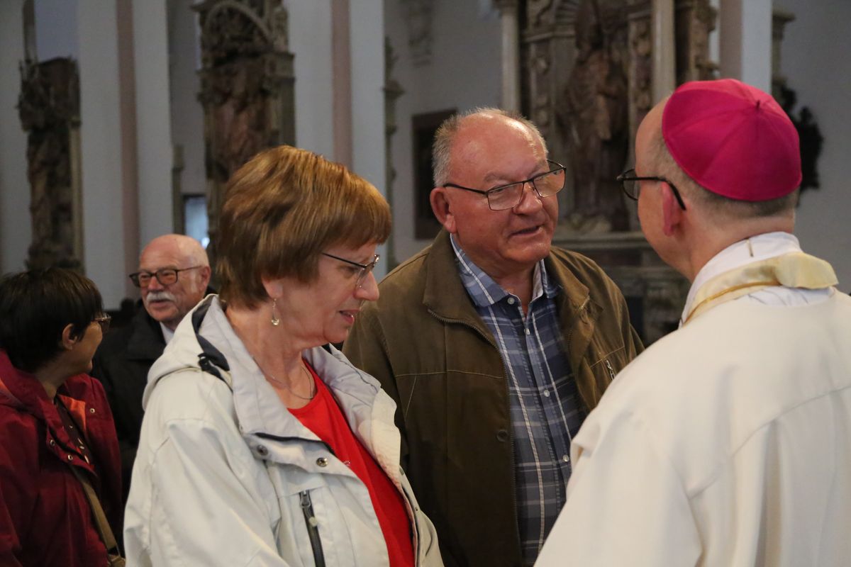 Bischof Dr. Franz Jung hat am Donnerstagnachmittag, 4. Juli, mit etwa 320 Paaren im Kiliansdom ihr goldenes oder diamantenes Ehejubiläum gefeiert.