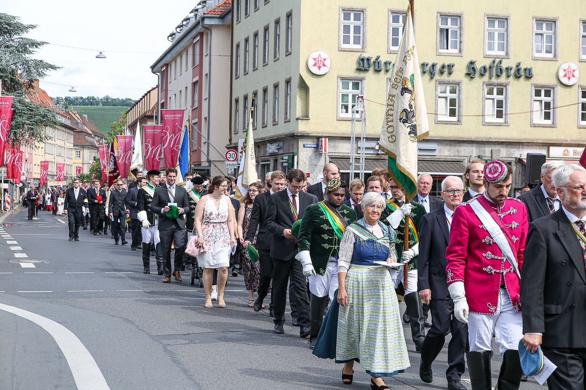 Die Fronleichnamsprozession in Würzburg stand unter dem Motto "Denn Gott hat uns nicht einen Geist der Verzagtheit gegeben, sondern den Geist der Kraft, der Liebe und Besonnenheit".
