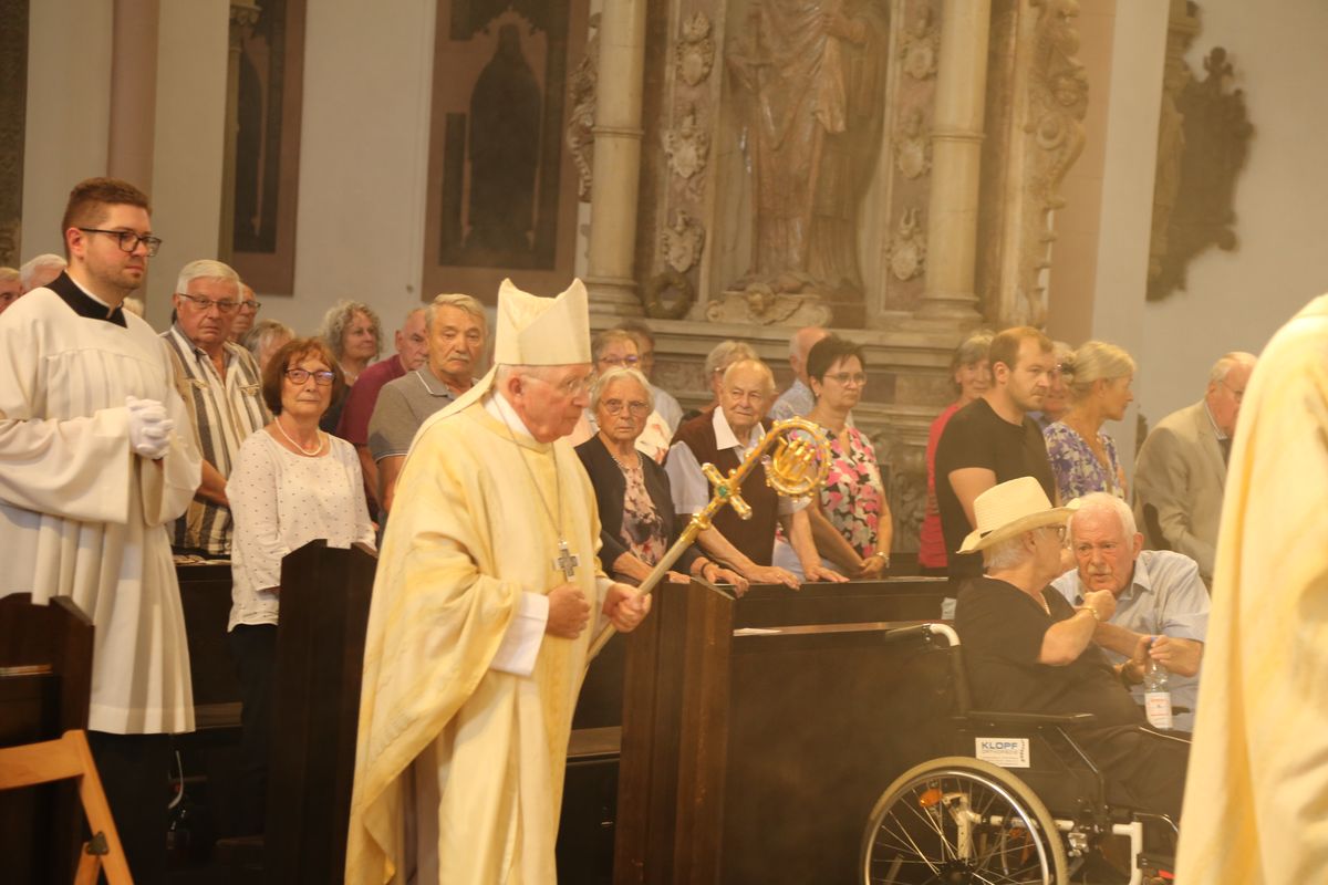 Rund 250 Ehejubilare haben am Freitagnachmittag, 4. Juli, im Kiliansdom in einem Pontifikalgottesdienst mit Weihbischof em. Ulrich Boom ihr Eheversprechen erneuert. 