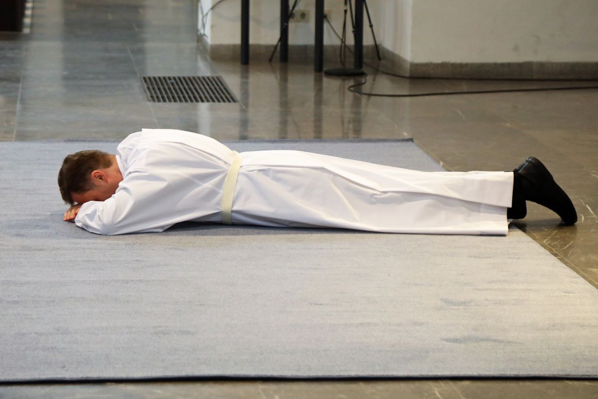 Bei einem Pontifikalgottesdienst am Samstag, 17. Oktober, hat Weihbischof Ulrich Boom im Würzburger Kiliansdom Uwe Becker zum Ständigen Diakon geweiht.