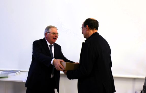 Thomas Wehner (rechts) von Archiv und Bibliothek des Bistums Würzburg geht zum Jahresende in den Ruhestand. Für seine Arbeit in der Geschäftsstelle des Diözesangeschichtsvereins überreichte Professor em. Dr. Wolfgang Weiß ihm ein Dankeschön. Thomas Wehner (rechts) von Archiv und Bibliothek des Bistums Würzburg geht zum Jahresende in den Ruhestand. Für seine Arbeit in der Geschäftsstelle des Diözesangeschichtsvereins überreichte Professor em. Dr. Wolfgang Weiß ihm ein Dankeschön.