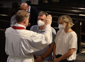 Generalvikar Dr. Jürgen Vorndran feierte am Dienstagabend, 29. Juni, einen Dankgottesdienst mit Ehejubilaren, die 2020 oder 2021 silberne Hochzeit feiern. Im Anschluss hatten die Ehepaare Gelegenheit, sich segnen zu lassen.
