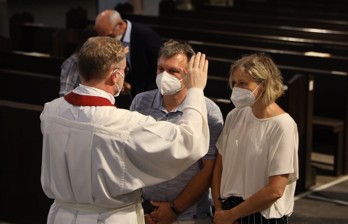 Generalvikar Dr. Jürgen Vorndran feierte am Dienstagabend, 29. Juni, einen Dankgottesdienst mit Ehejubilaren, die 2020 oder 2021 silberne Hochzeit feiern. Im Anschluss hatten die Ehepaare Gelegenheit, sich segnen zu lassen.