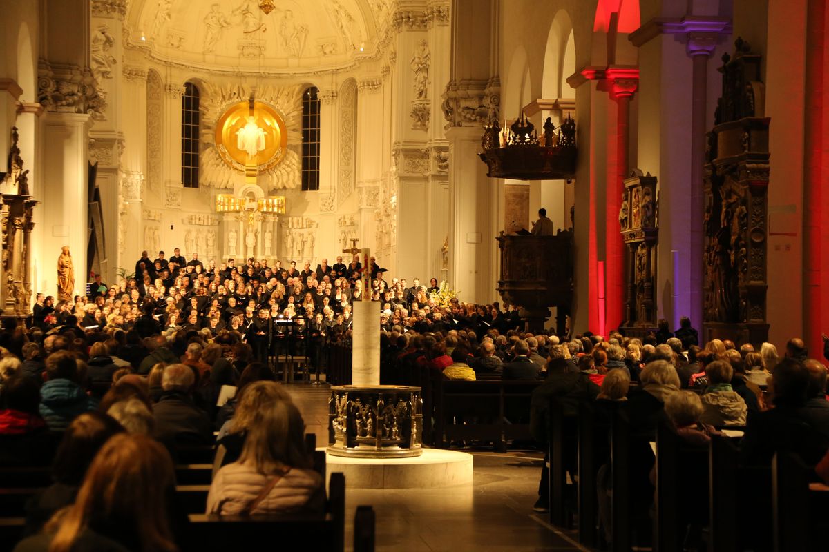 Ein Gemeinschaftschor aus mehreren Würzburger Chören gestaltete unter der Leitung von Domkapellmeister Alexander Rüth und Kirchenmusikdirektor Christian Heidecke zwei musikalische Abendgebete im Kiliansdom.