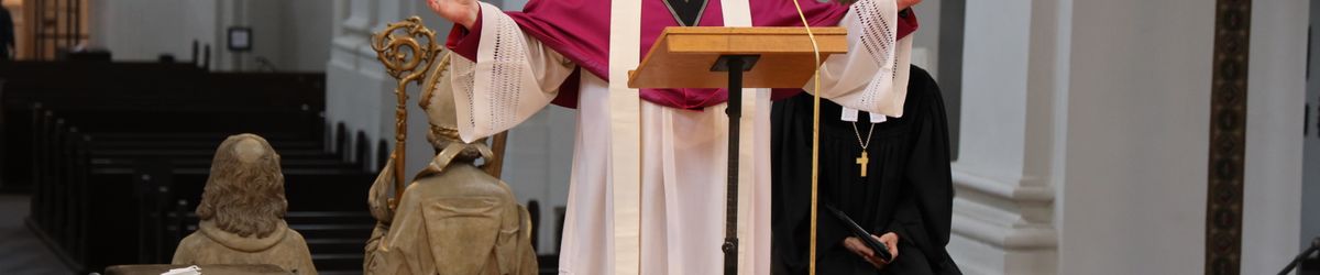 2721/0642 Umweltauditor(inn)en_28338 Bei einem ökumenischen Gottesdienst im Würzburger Neumünster überreichten Regionalbischöfin Gisela Bornowski und Dompfarrer Stefan Gessner die Zertifikate an die neuen kirchlichen Umweltauditorinnen und -auditoren.