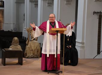 2721/0642 Umweltauditor(inn)en_28338 Bei einem ökumenischen Gottesdienst im Würzburger Neumünster überreichten Regionalbischöfin Gisela Bornowski und Dompfarrer Stefan Gessner die Zertifikate an die neuen kirchlichen Umweltauditorinnen und -auditoren.