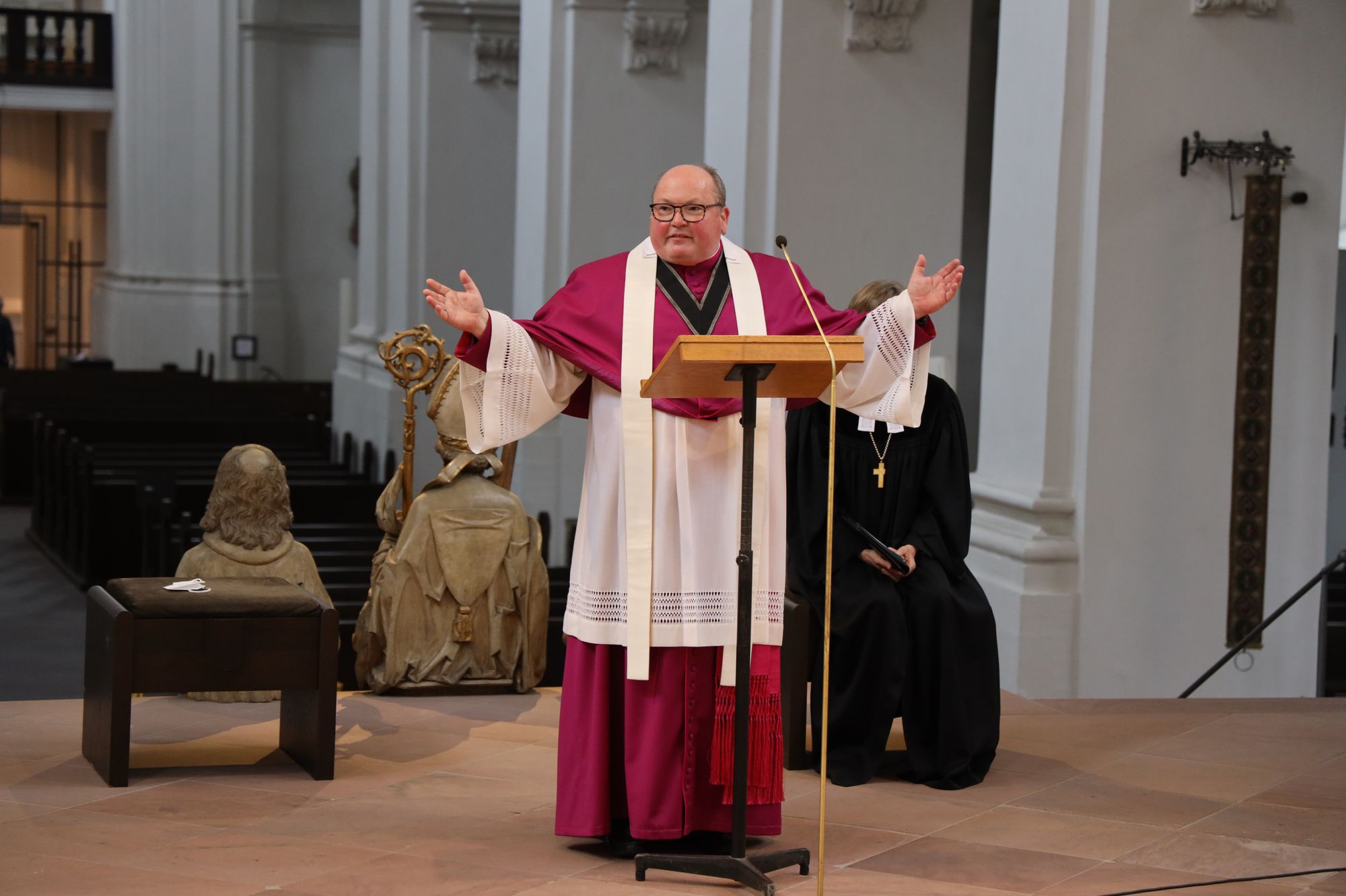 2721/0642 Umweltauditor(inn)en_28338 Bei einem ökumenischen Gottesdienst im Würzburger Neumünster überreichten Regionalbischöfin Gisela Bornowski und Dompfarrer Stefan Gessner die Zertifikate an die neuen kirchlichen Umweltauditorinnen und -auditoren.