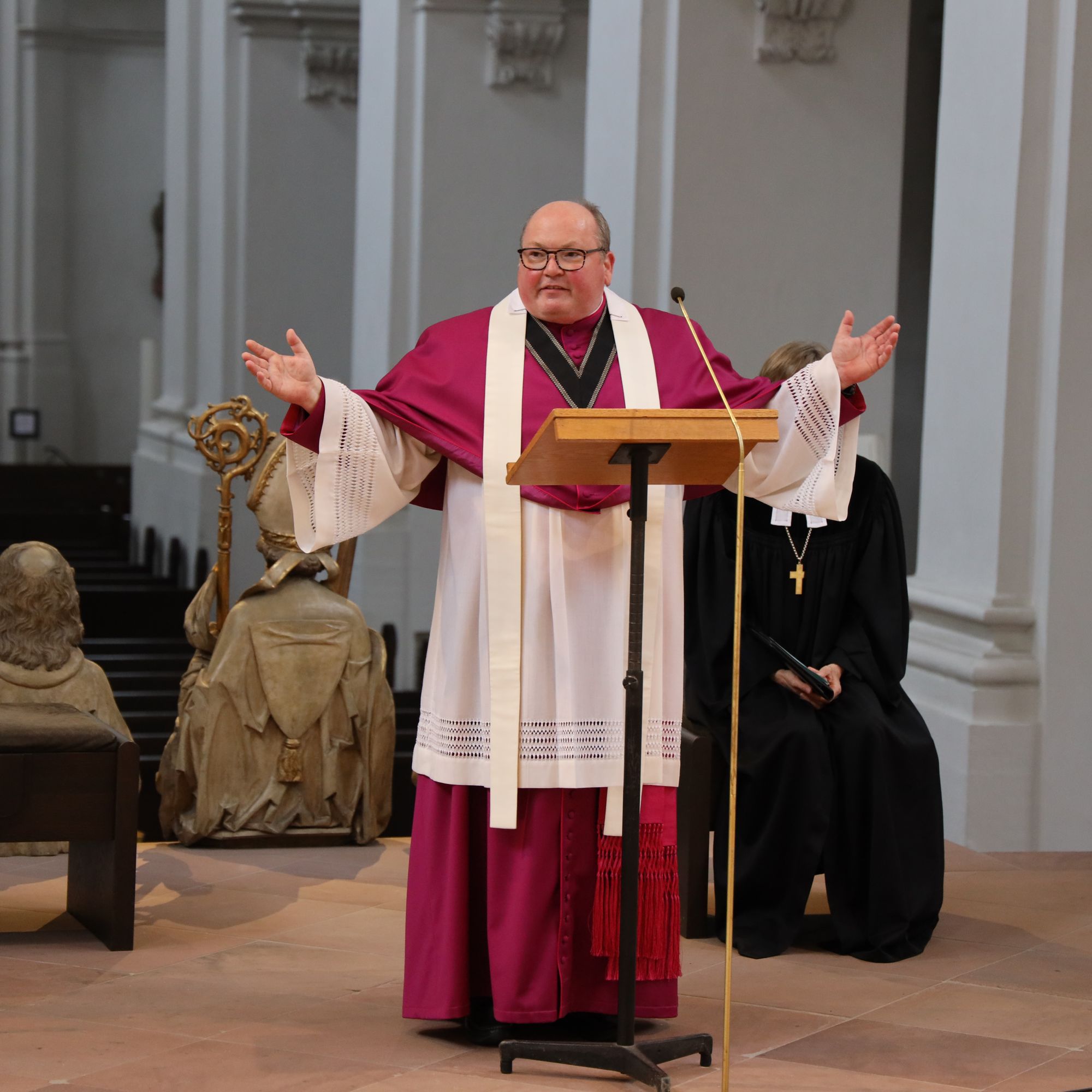 2721/0642 Umweltauditor(inn)en_28338 Bei einem ökumenischen Gottesdienst im Würzburger Neumünster überreichten Regionalbischöfin Gisela Bornowski und Dompfarrer Stefan Gessner die Zertifikate an die neuen kirchlichen Umweltauditorinnen und -auditoren.