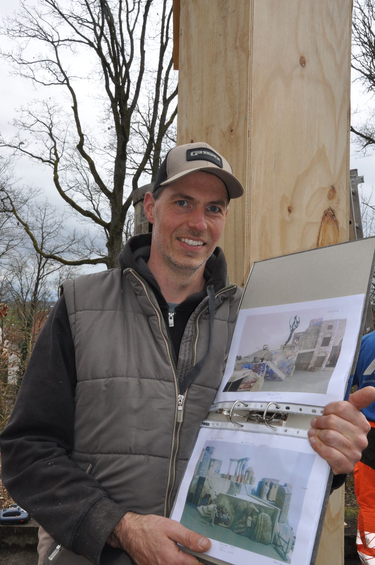 Michael Garbe ist für die Kulissen zuständig. Michael Garbe ist für die Kulissen zuständig.