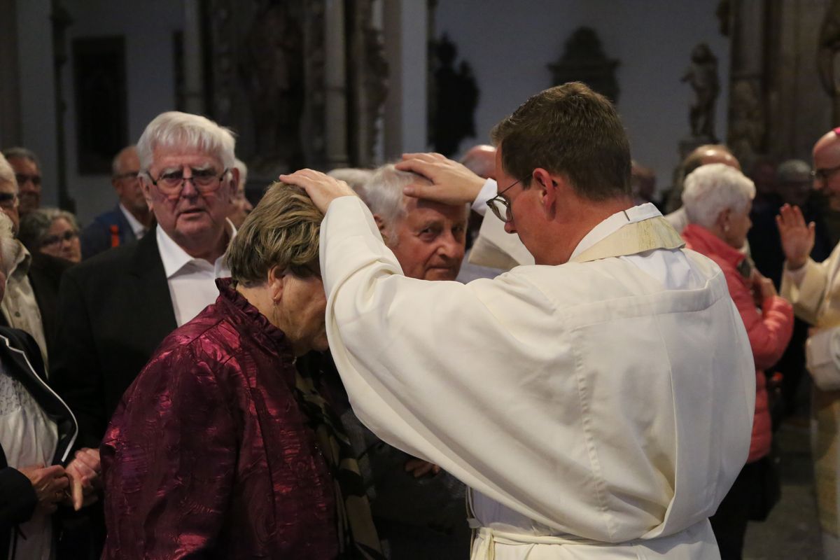 Bischof Dr. Franz Jung hat am Donnerstagnachmittag, 4. Juli, mit etwa 320 Paaren im Kiliansdom ihr goldenes oder diamantenes Ehejubiläum gefeiert.