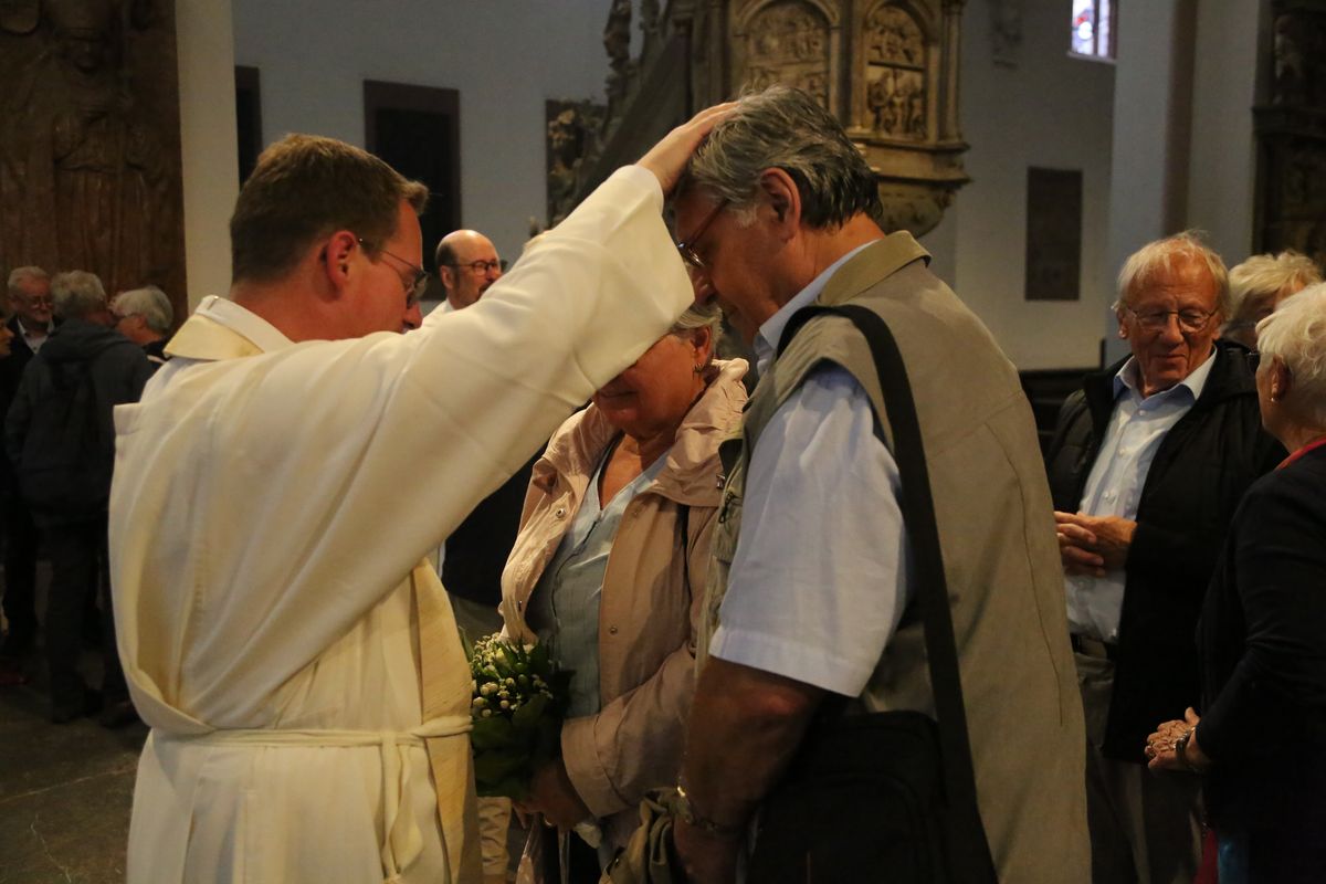 Bischof Dr. Franz Jung hat am Donnerstagnachmittag, 4. Juli, mit etwa 320 Paaren im Kiliansdom ihr goldenes oder diamantenes Ehejubiläum gefeiert.