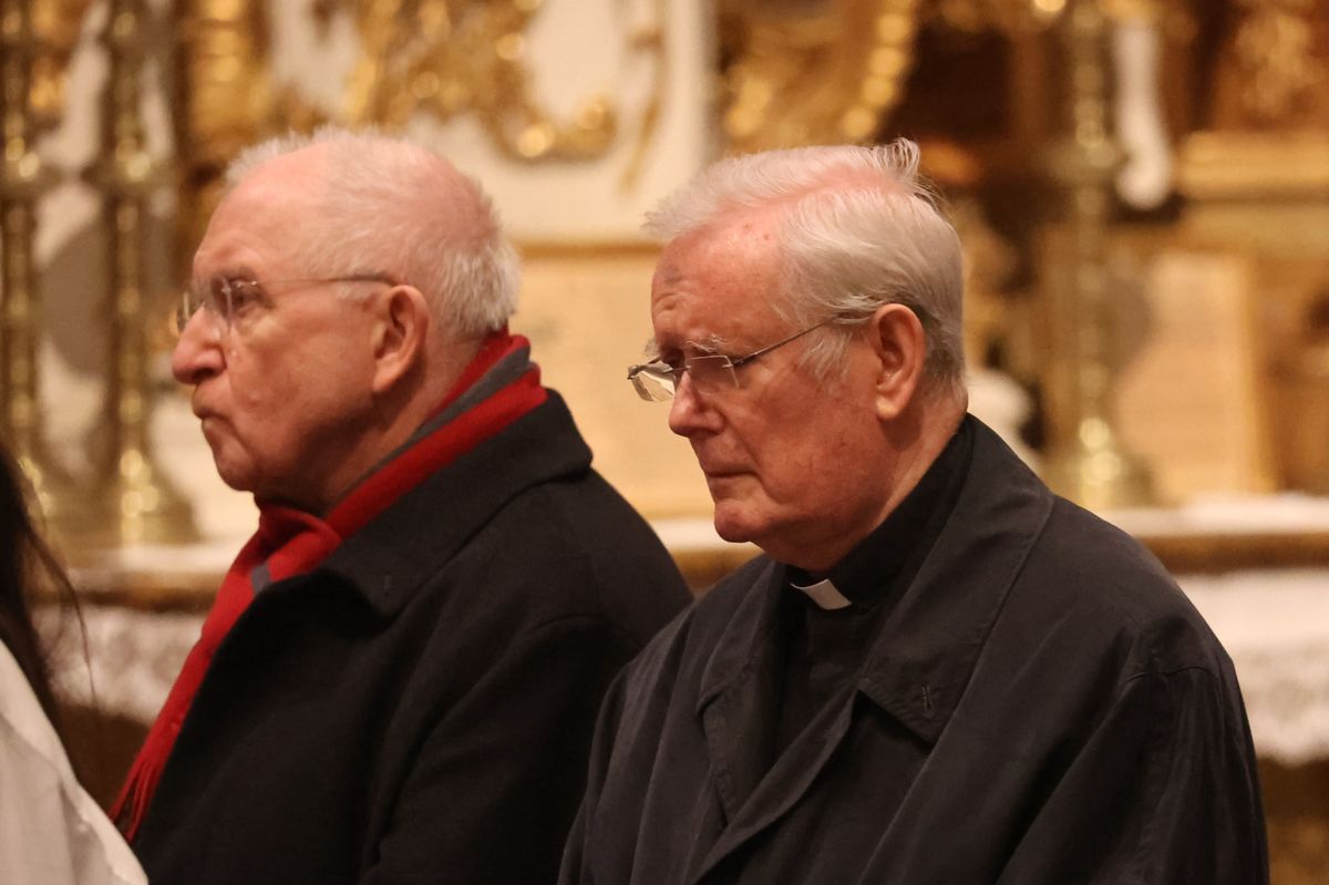 Der "Aschermittwoch der Künstler" wurde in diesem Jahr in der Würzburger Pfarrkirche Sankt Burkard begangen. Auch Weihbischof em. Ulrich Boom (links) und Bischof em. Dr. Friedhelm Hofmann nahmen daran teil. Der "Aschermittwoch der Künstler" wurde in diesem Jahr in der Würzburger Pfarrkirche Sankt Burkard begangen. Auch Weihbischof em. Ulrich Boom (links) und Bischof em. Dr. Friedhelm Hofmann nahmen daran teil.
