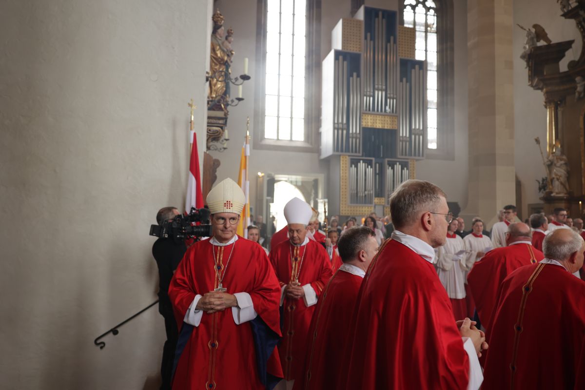 Mit einer Reliquienprozession von Sankt Burkard über die Alte Mainbrücke und einem Pontifikalgottesdienst im Kiliansdom ist am Sonntag, 6. Juli, die Kiliani-Wallfahrtswoche 2025 eröffnet worden.