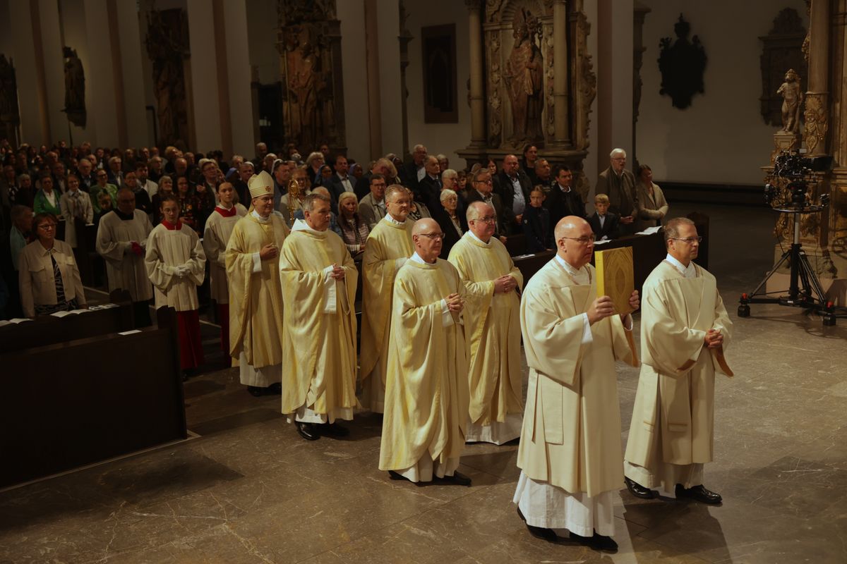 Bei einem Pontifikalgottesdienst am Samstag, 27. September, weihte Weihbischof Paul Reder drei Männer im Würzburger Kiliansdom zu Diakonen.