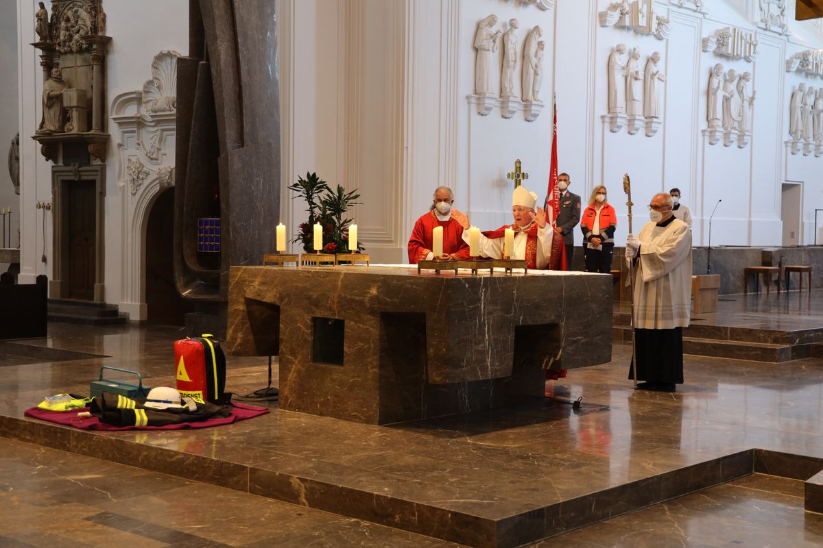 2821/0668 Blaulichtgottesdienst_28789 Weihbischof Ulrich Boom stand am Mittwochabend, 7. Juli, der Kiliani-Wort-Gottes-Feier für Polizei, Feuerwehr, Technisches Hilfswerk, Rettungsdienste und Notfallseelsorge im Kiliansdom vor.