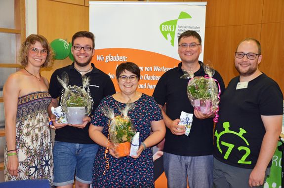 Der BDKJ-Diözesanvorstuand (von links): ehrenamtliche Diözesanvorsitzende Vanessa Eisert, die hauptamtlichen
Diözesanvorsitzenden Sebastian Dietz und Christina Lömmer, geistlicher Leiter Pastoralreferent Bernhard Lutz und Pastoralassistent Lukas Greubel
(Wahlausschuss).