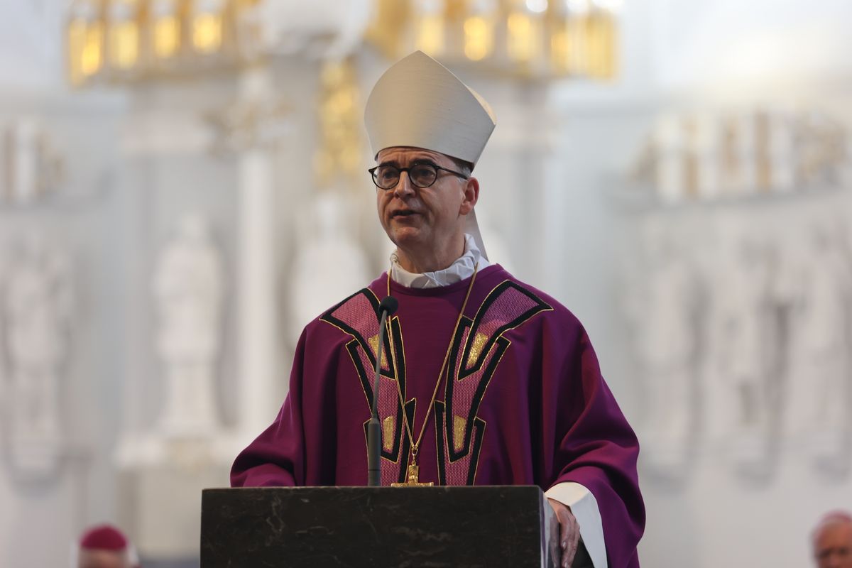 Bischof Dr. Franz Jung feierte am Samstag, 12. Oktober, im Würzburger KIliansdom ein Pontifikalrequiem für Weihbischof em. Helmut Bauer. Die anschließende Beisetzung leitete Dompropst Weihbischof Paul Reder.