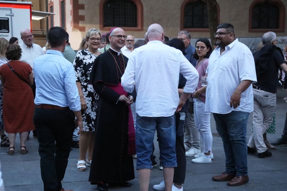 Nach dem Gottesdienst fand eine Begegnung auf dem Kiliansplatz statt, bei dem die Paare auch mit Bischof Dr. Franz Jung sprechen konnten.