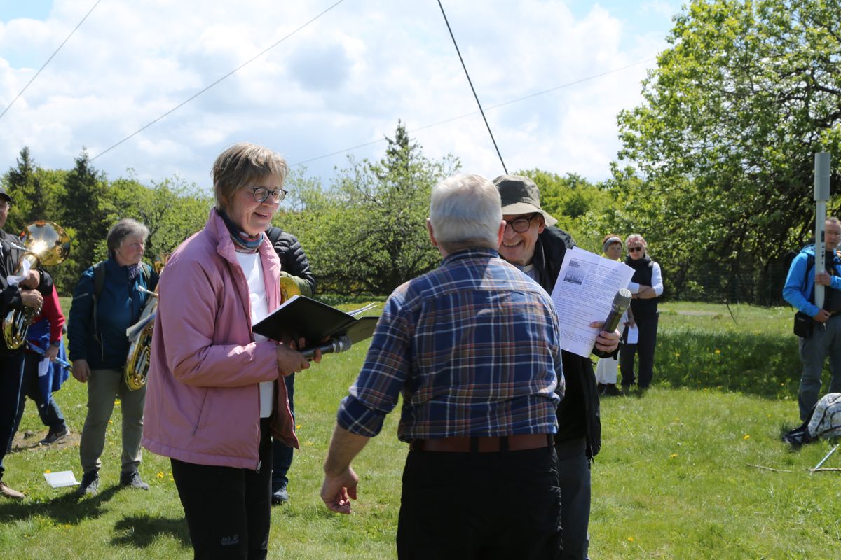 Fast 400 Gläubige haben an der Ökumenischen Kreuzbergwallfahrt mit Bischof Jung und Regionalbischöfin Bornowski teilgenommen.  Fast 400 Gläubige haben an der Ökumenischen Kreuzbergwallfahrt mit Bischof Jung und Regionalbischöfin Bornowski teilgenommen.