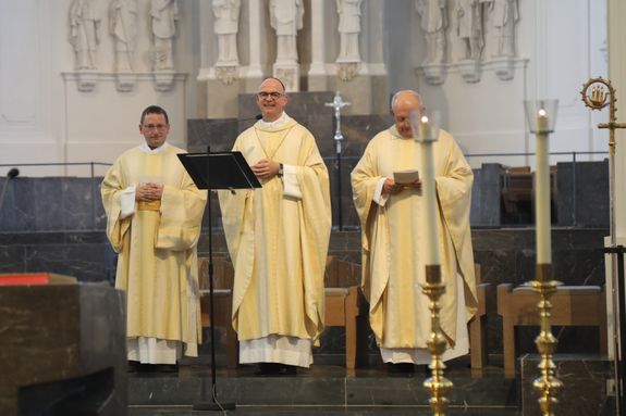 Mit rund 1000 Eheleuten, die auf 25 Jahre Ehe zurückblicken, feierte Bischof Dr. Franz Jung (Mitte) einen Gottesdienst im Kiliansdom. Links Diakon Florian Grimm, rechts Domkapitular Albin Krämer, Bischofsvikar für den Katholikentag.